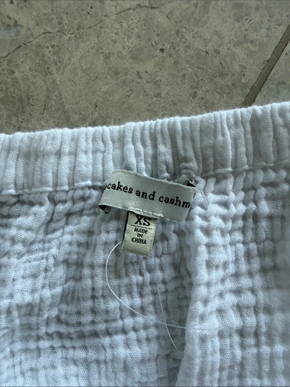 cupcakes & cashmere White Off-Shoulder Cropped Top - Picture 2 of 6